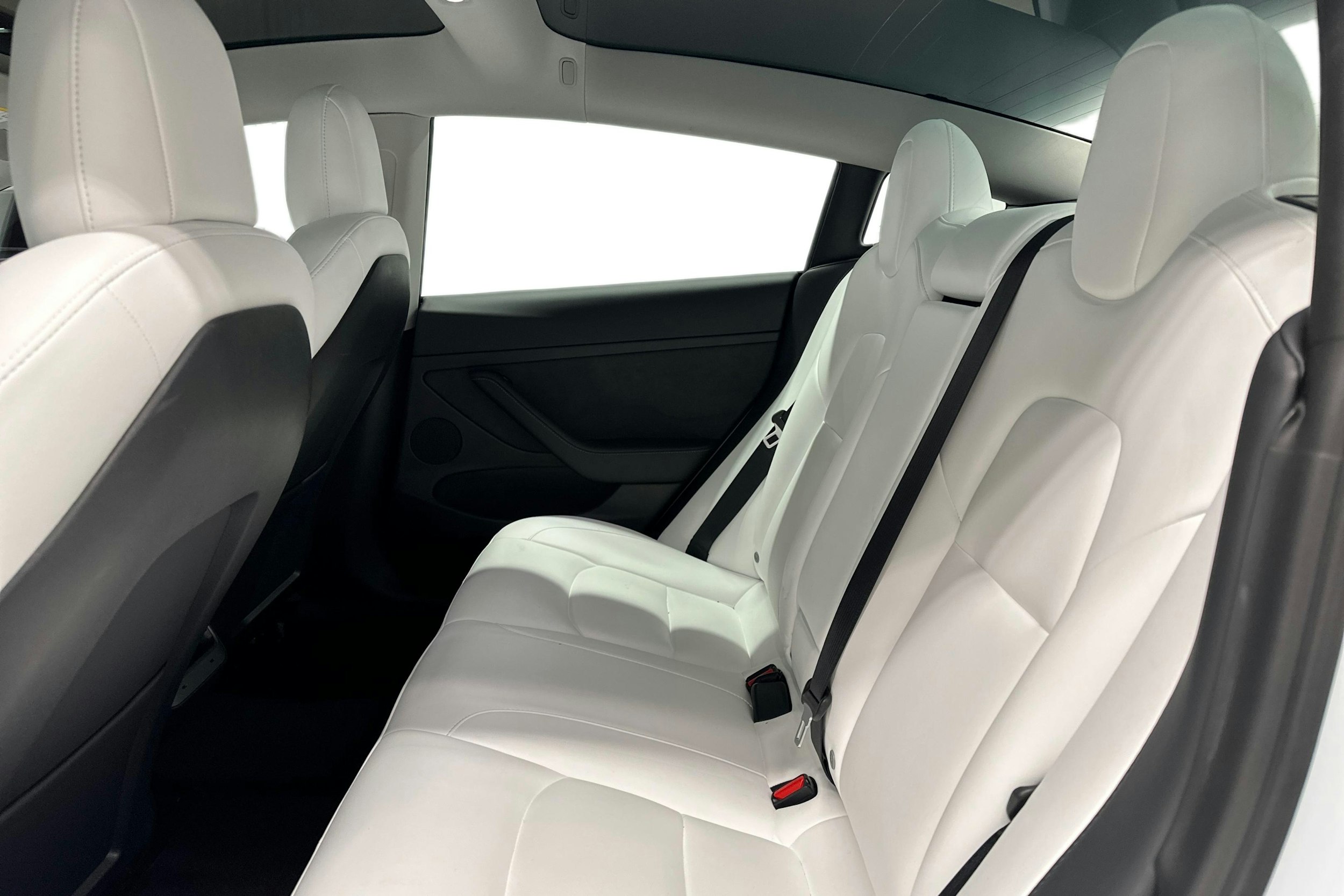 valkoinen Tesla Model 3 2022 kuva 10.