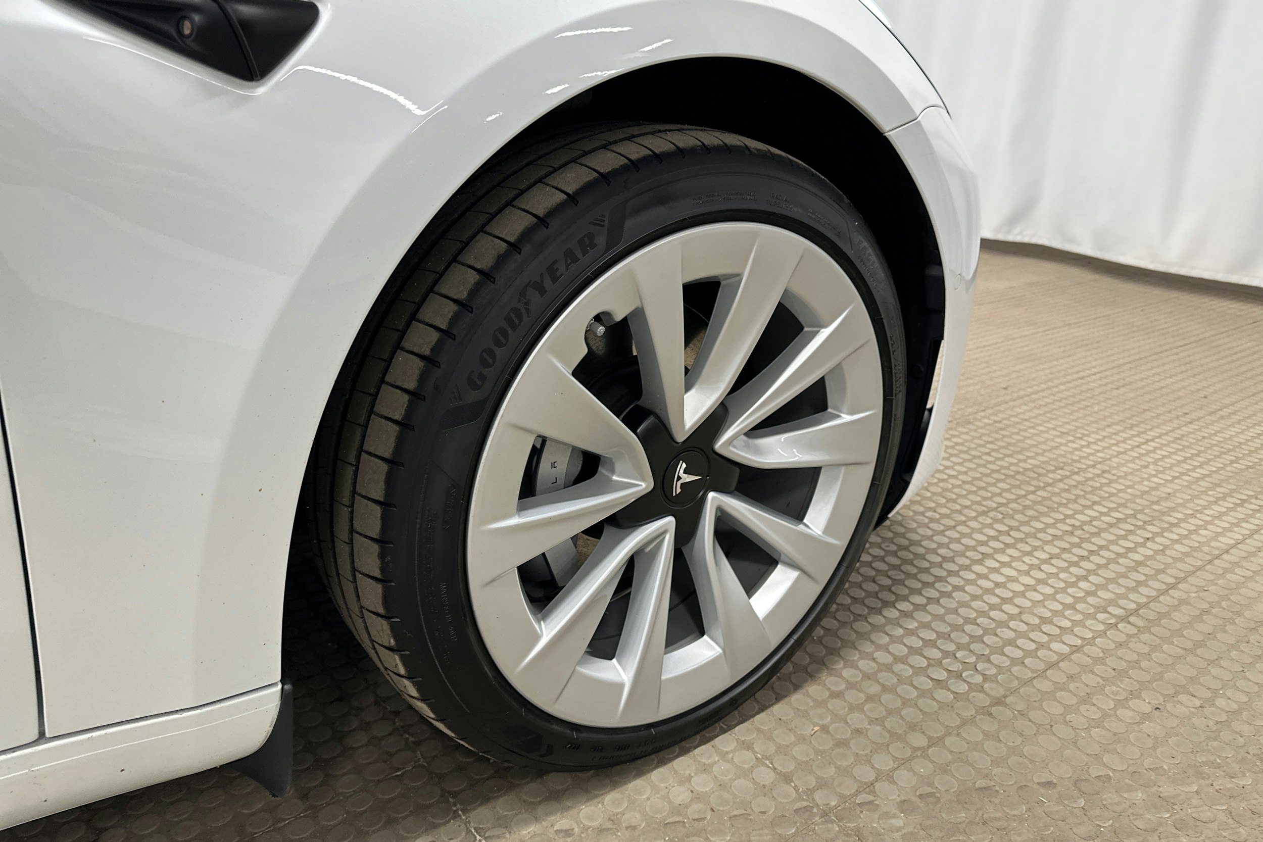valkoinen Tesla Model 3 2022 kuva 13.