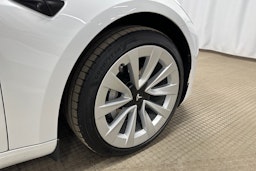 valkoinen Tesla Model 3 2022 kuva 13.