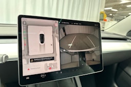 valkoinen Tesla Model 3 2022 kuva 14.