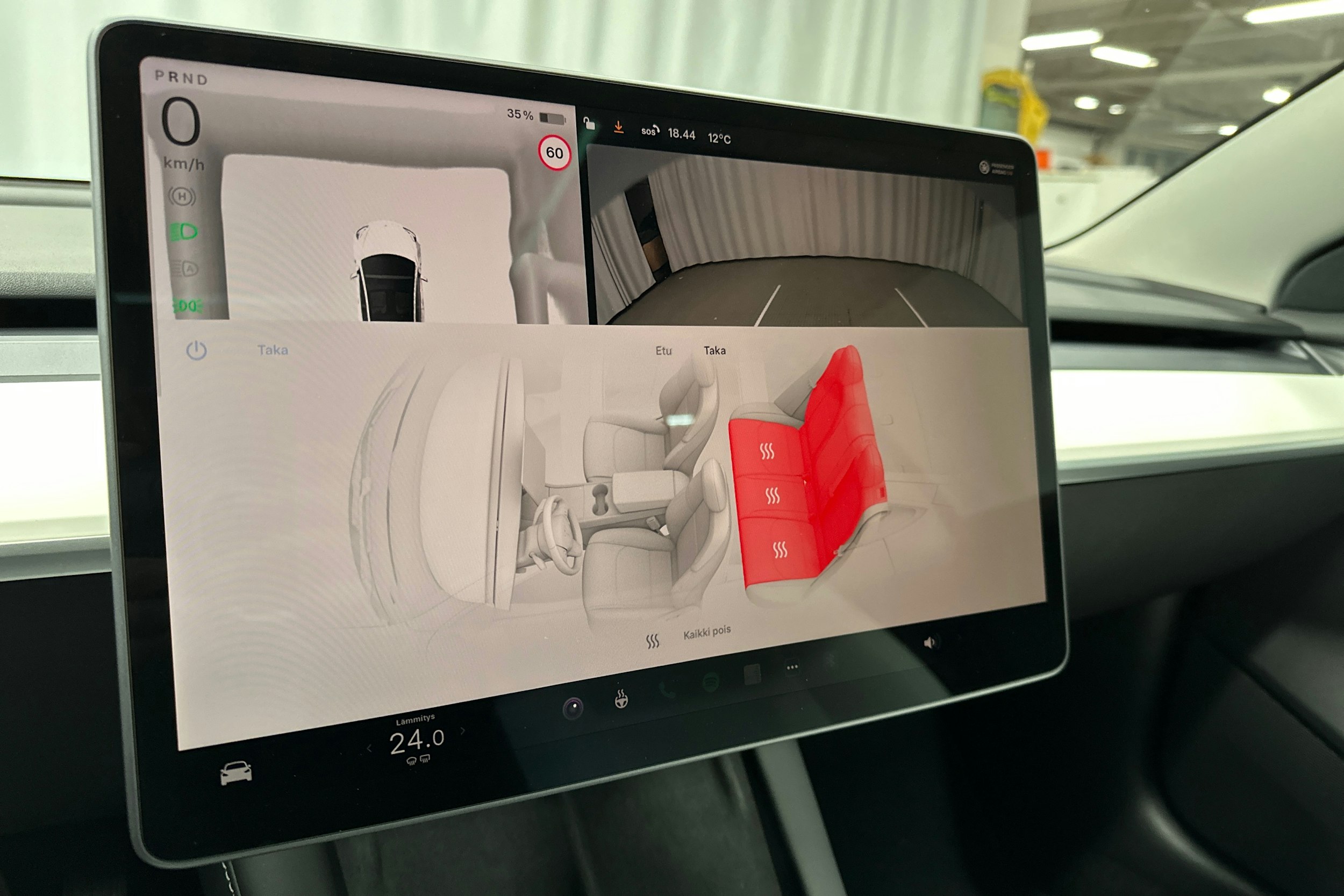 valkoinen Tesla Model 3 2022 kuva 15.