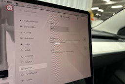 valkoinen Tesla Model 3 2022 kuva 16.