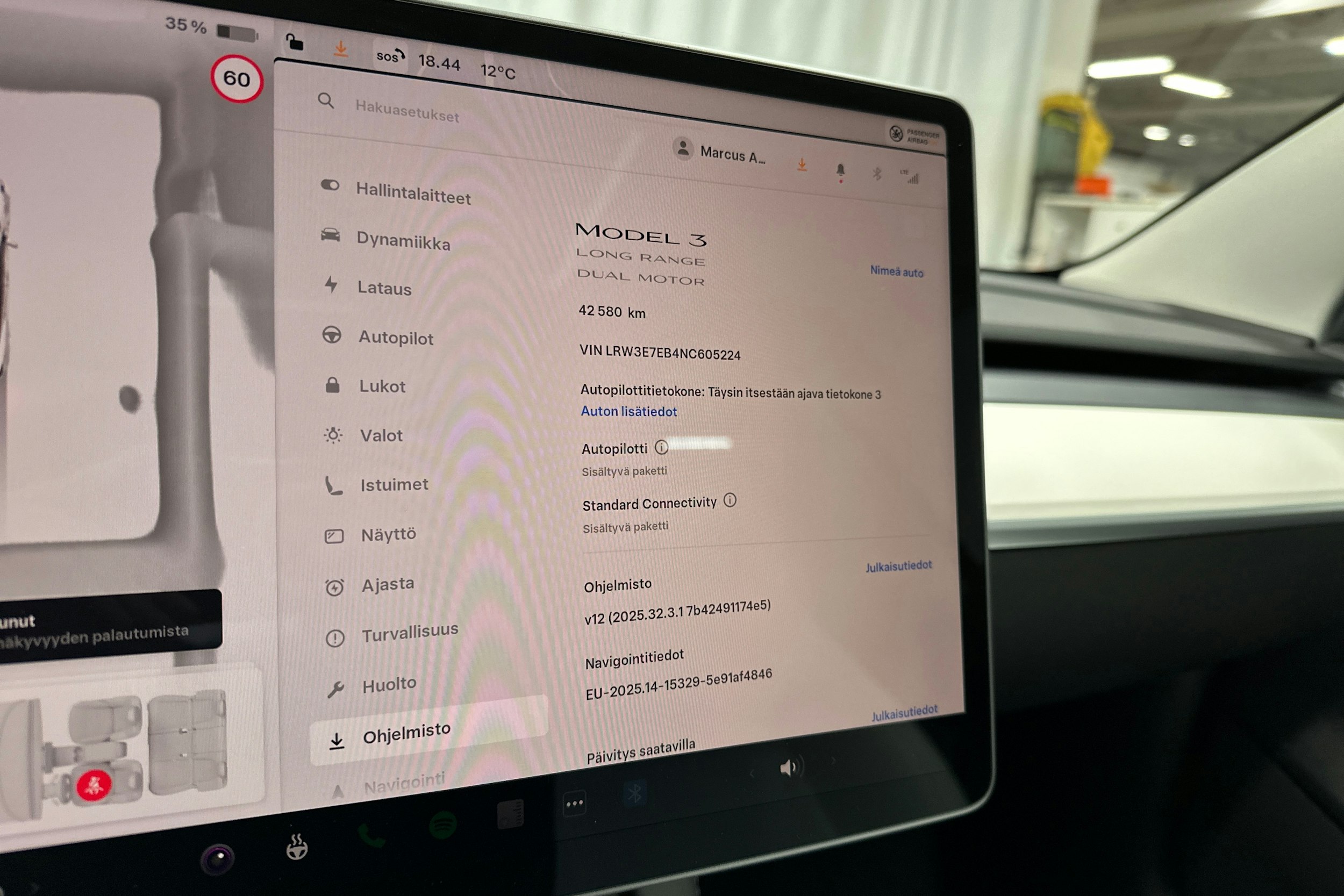 valkoinen Tesla Model 3 2022 kuva 17.
