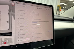 valkoinen Tesla Model 3 2022 kuva 17.