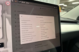 valkoinen Tesla Model 3 2022 kuva 18.