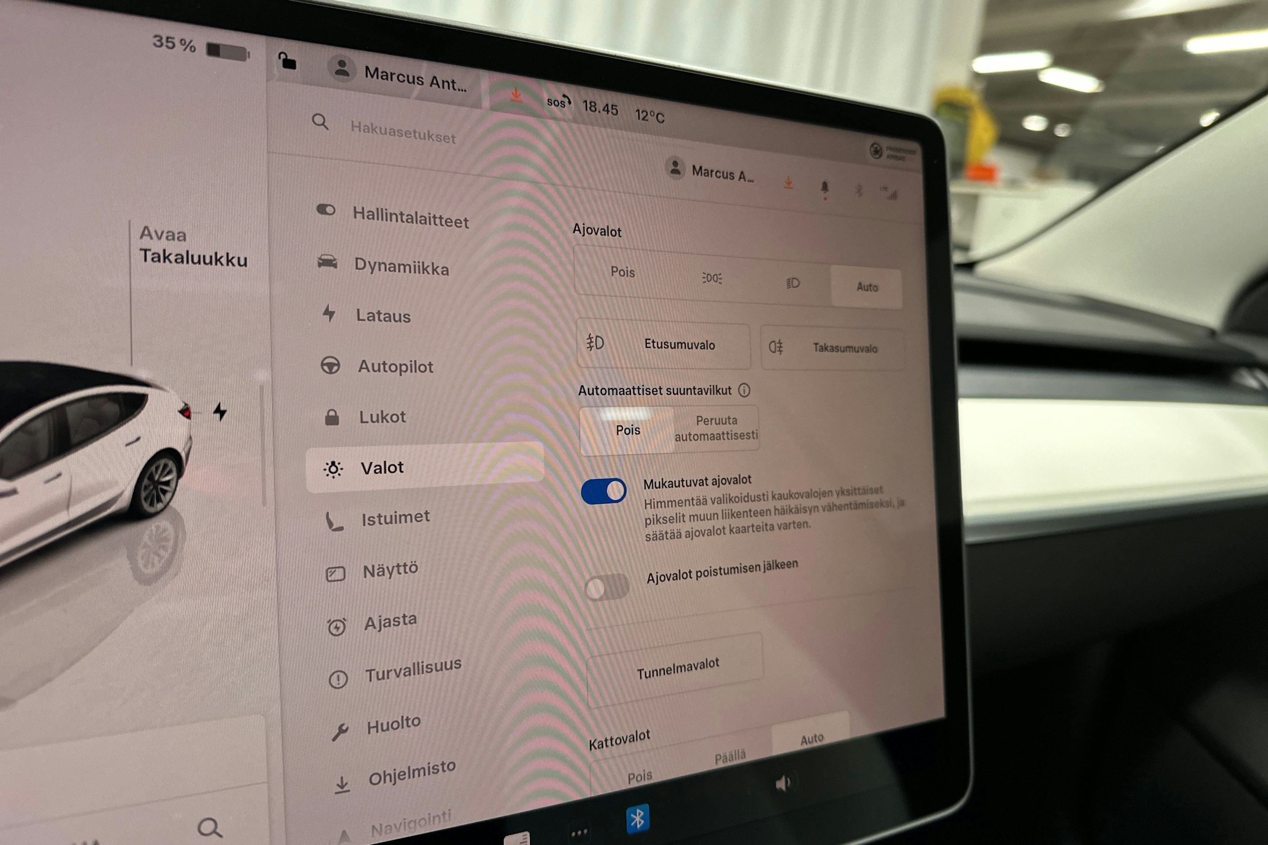 valkoinen Tesla Model 3 2022 kuva 19.