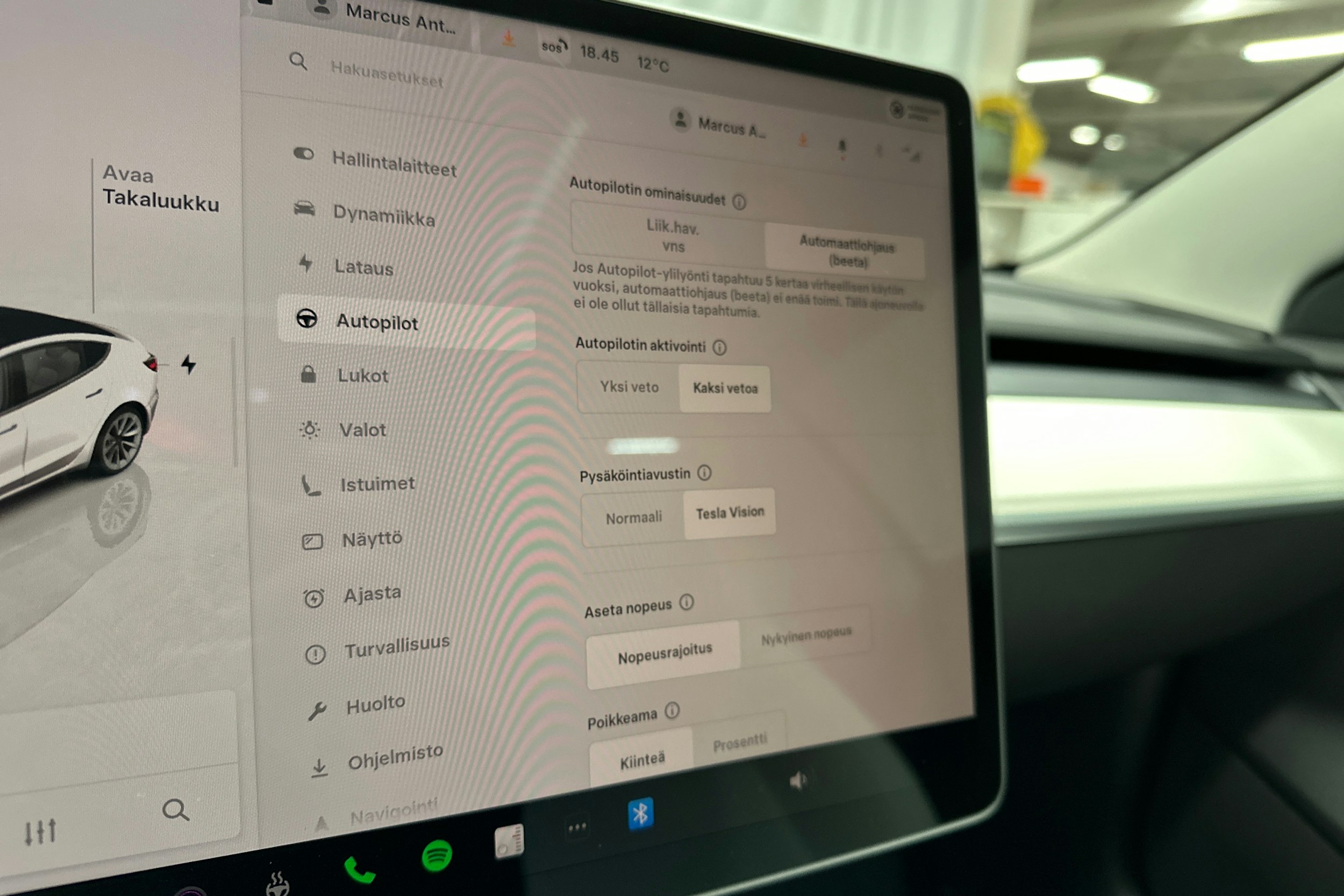 valkoinen Tesla Model 3 2022 kuva 20.