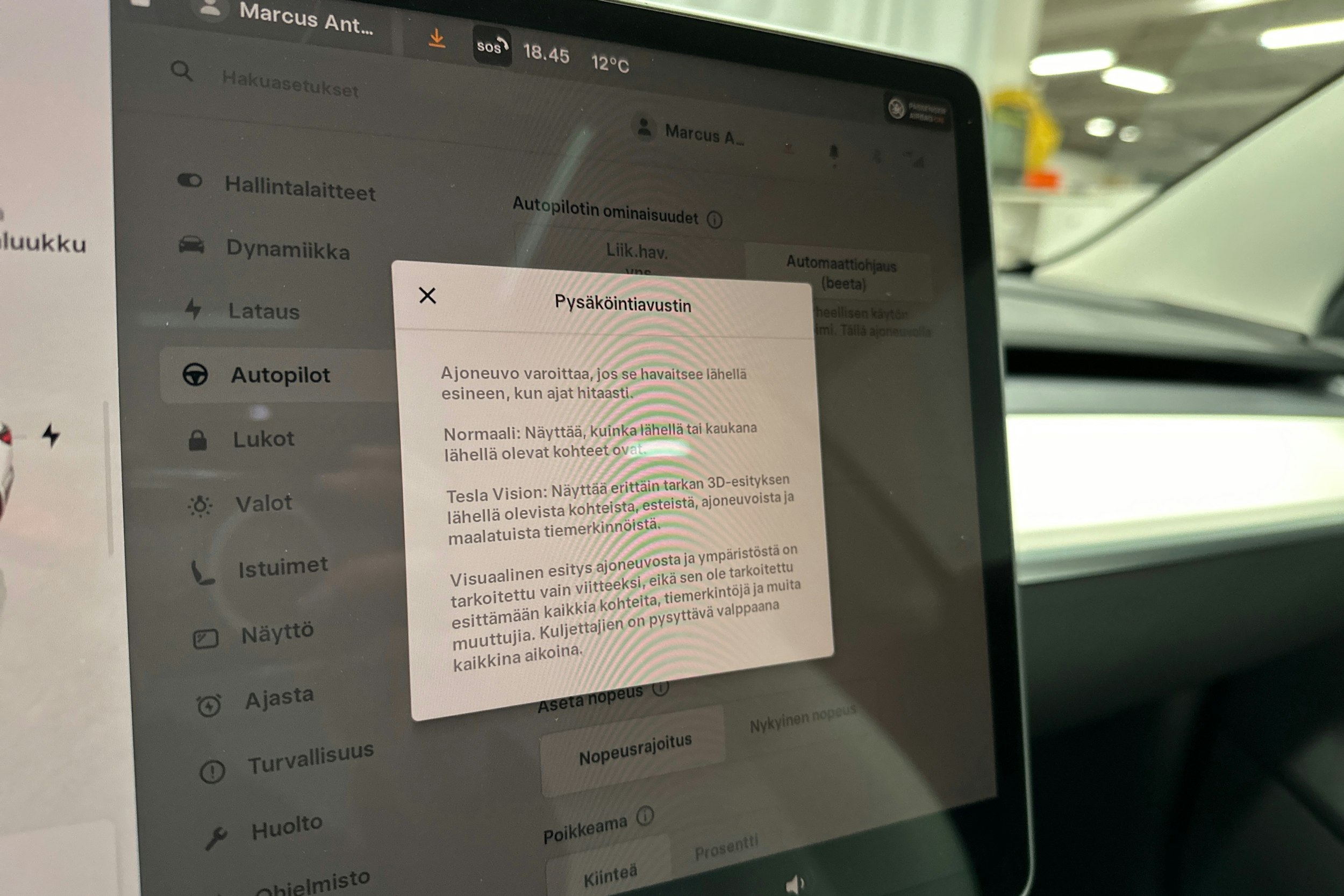 valkoinen Tesla Model 3 2022 kuva 21.