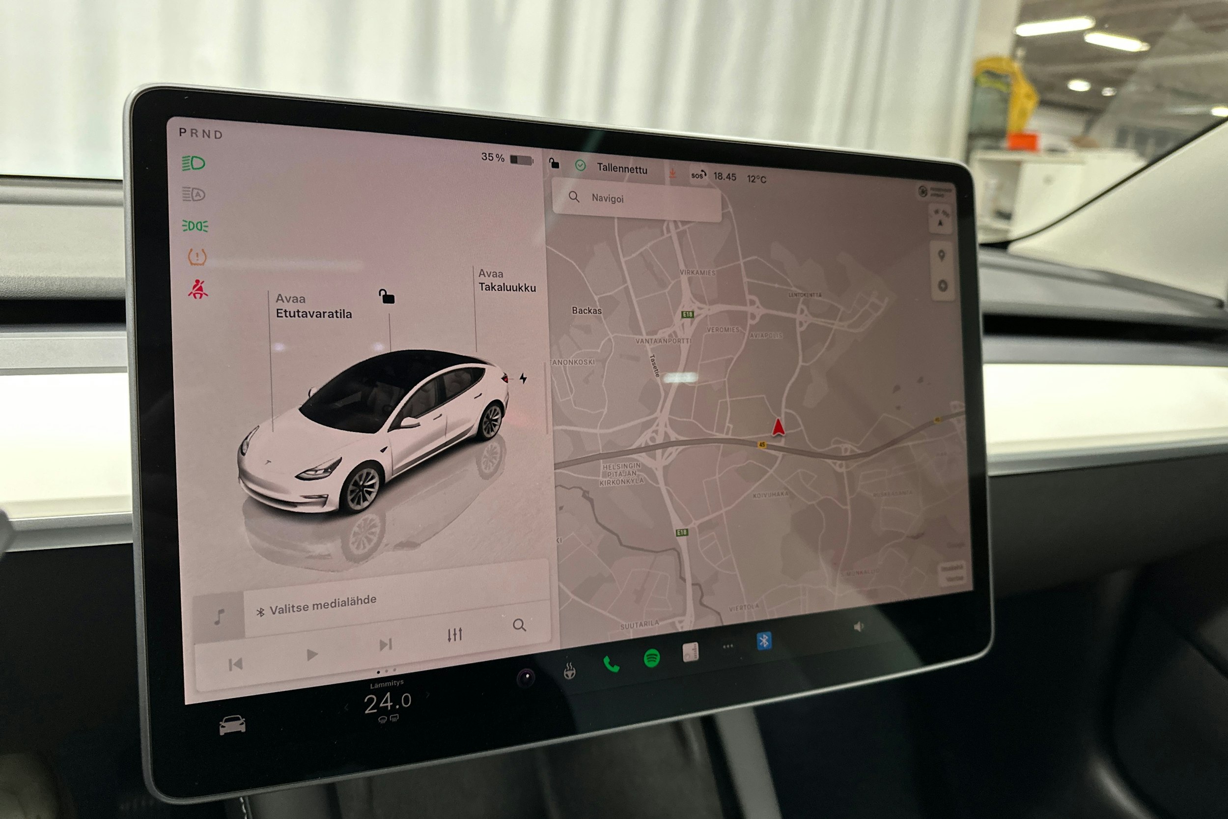 valkoinen Tesla Model 3 2022 kuva 22.
