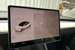 valkoinen Tesla Model 3 2022 kuva 22.