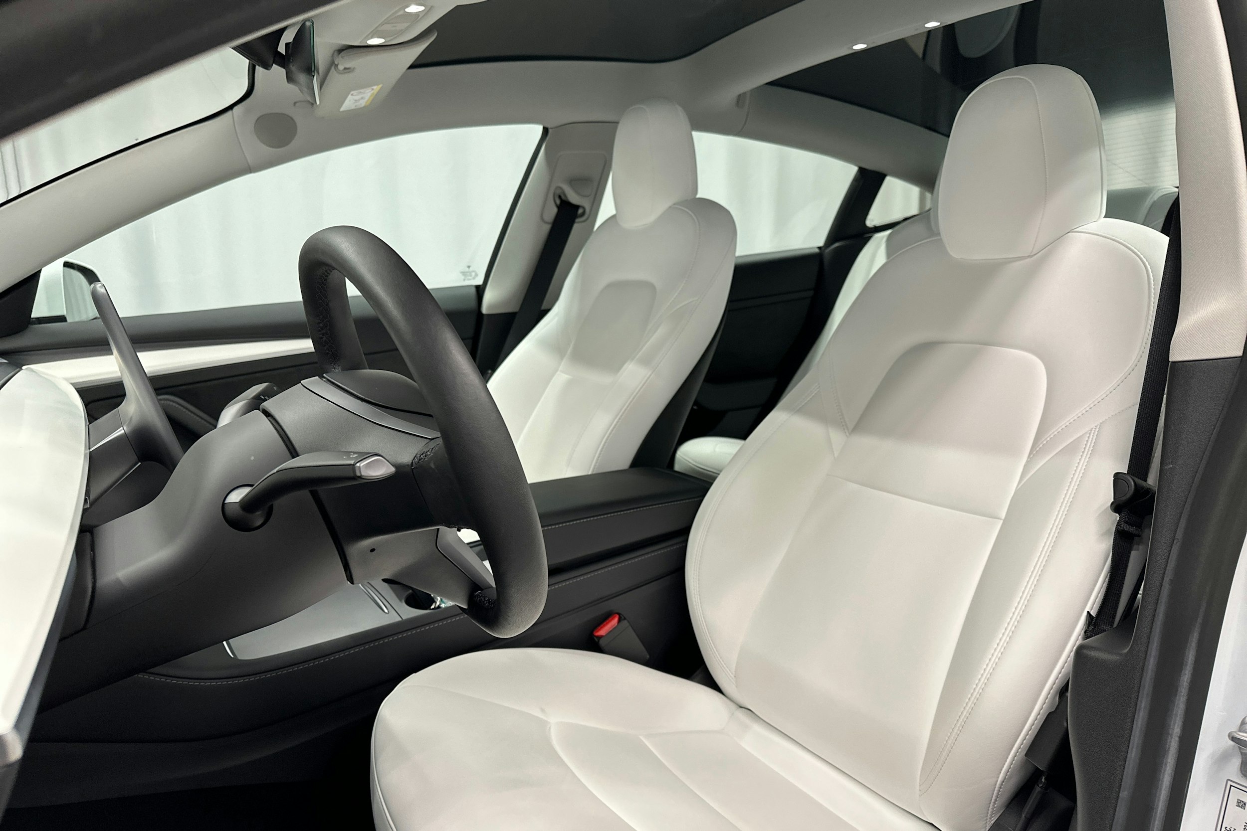 valkoinen Tesla Model 3 2022 kuva 25.