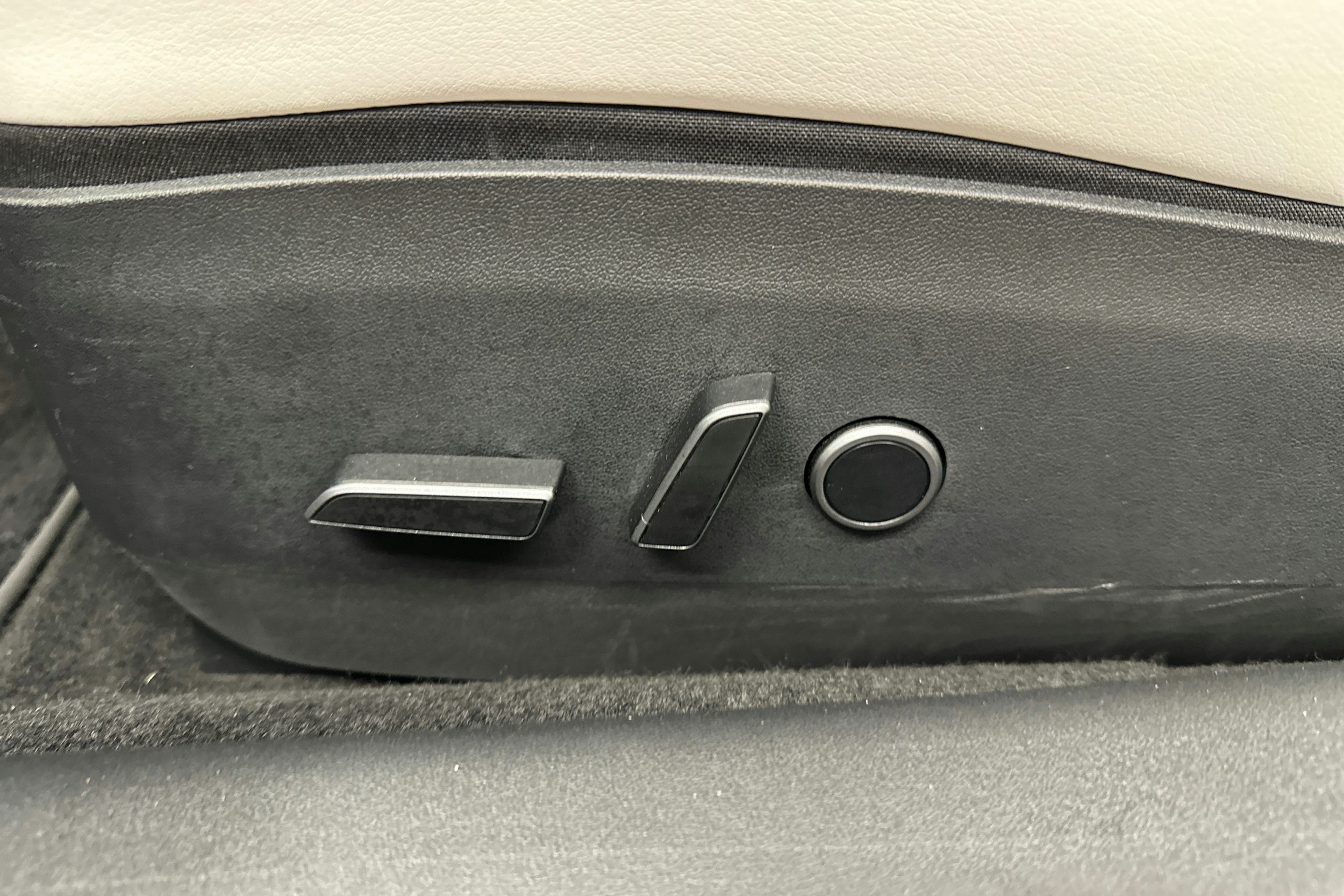 valkoinen Tesla Model 3 2022 kuva 26.