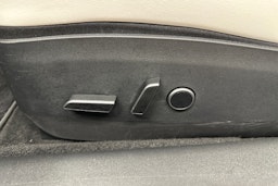 valkoinen Tesla Model 3 2022 kuva 26.