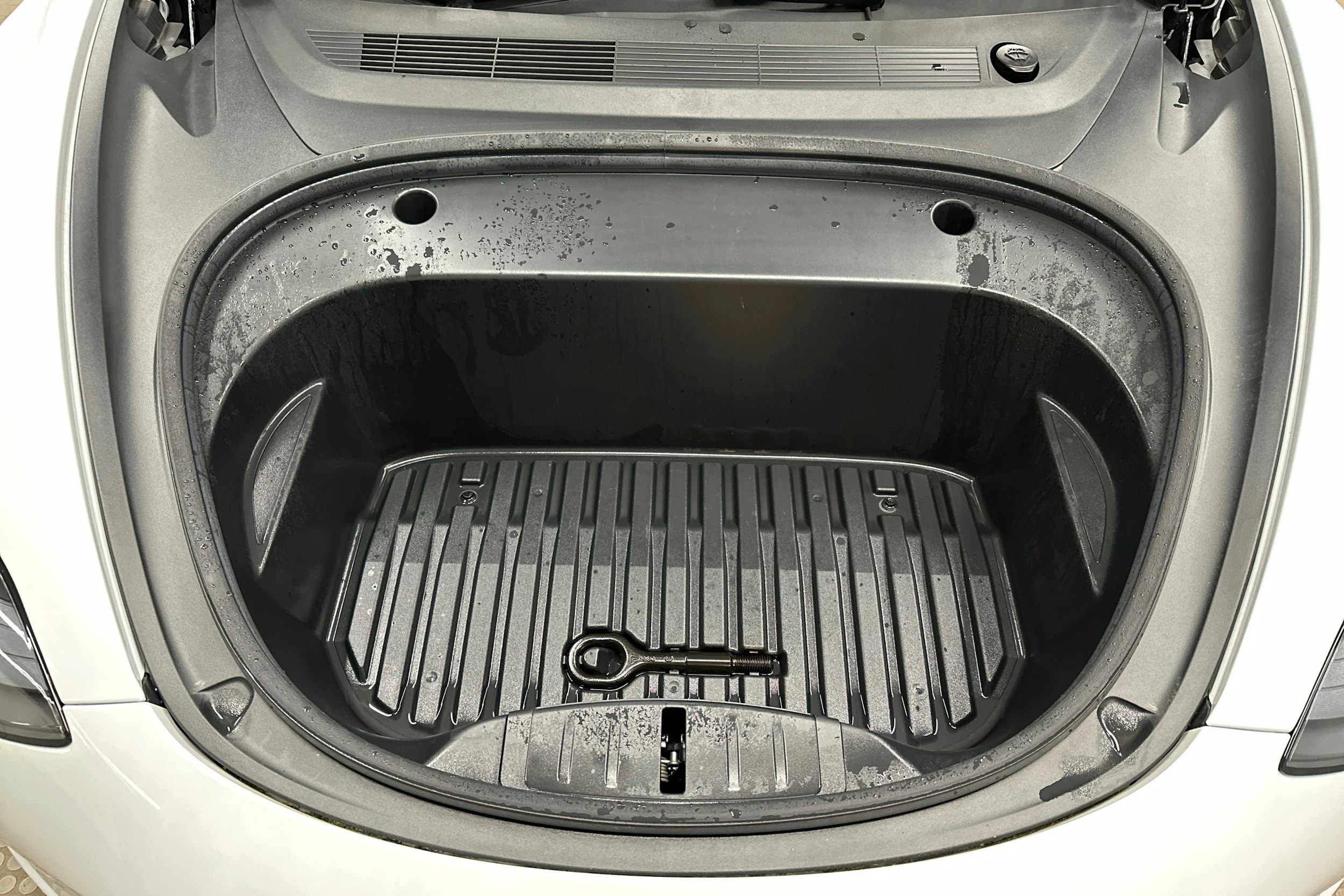 valkoinen Tesla Model 3 2022 kuva 27.
