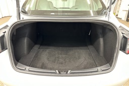 valkoinen Tesla Model 3 2022 kuva 28.