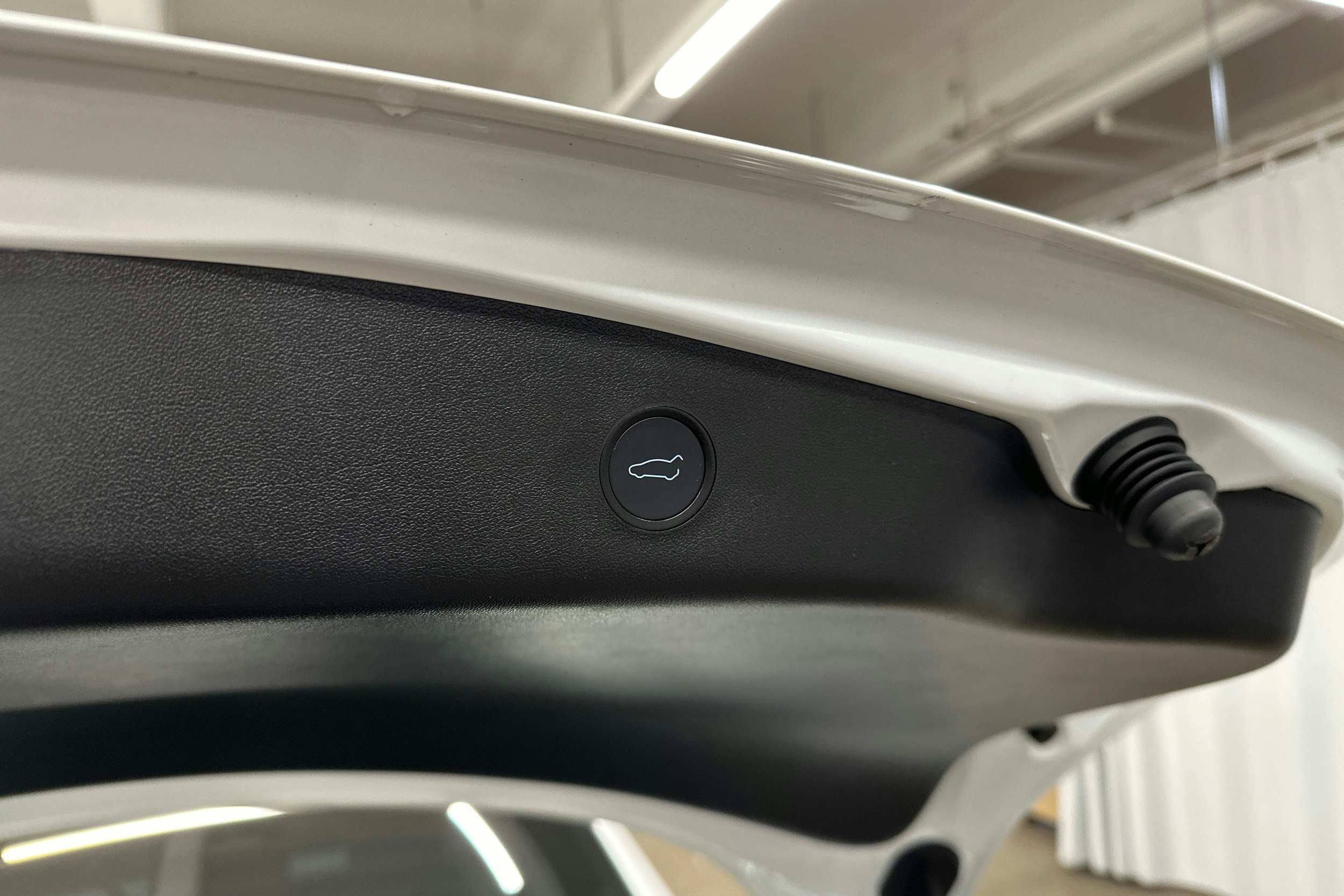 valkoinen Tesla Model 3 2022 kuva 29.