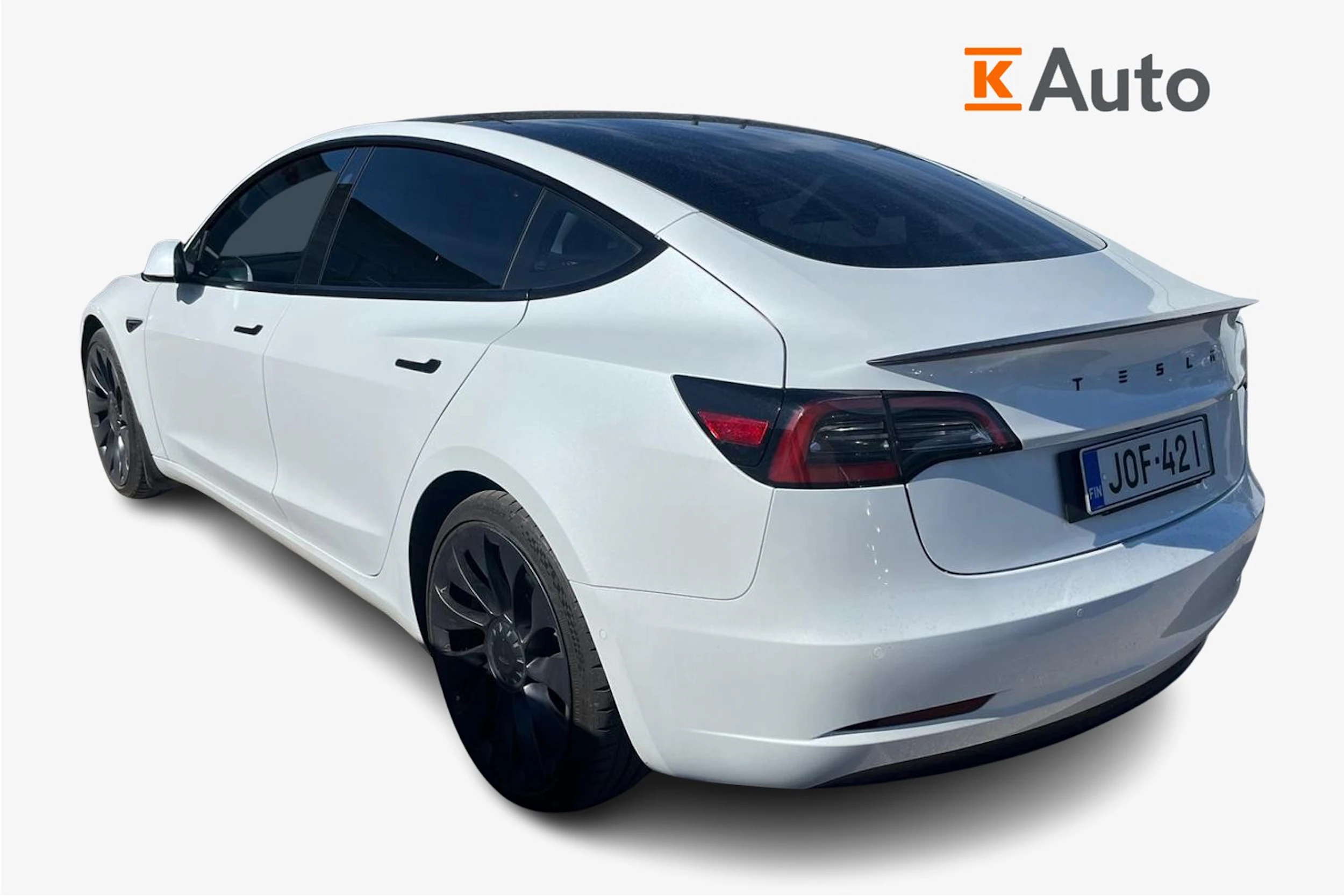 valkoinen Tesla Model 3 2022 kuva 2.