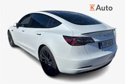 valkoinen Tesla Model 3 2022 kuva 2.