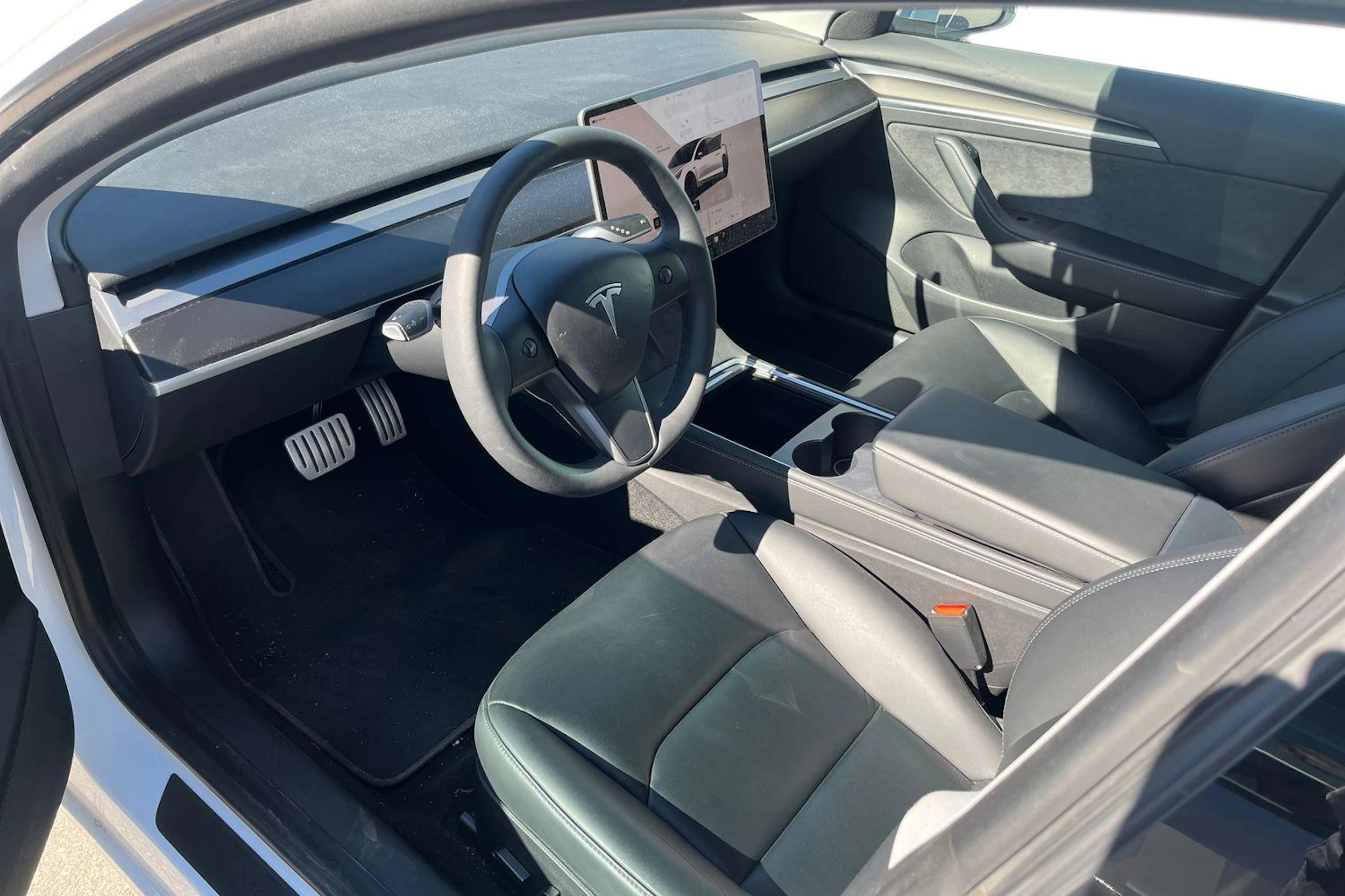 valkoinen Tesla Model 3 2022 kuva 3.