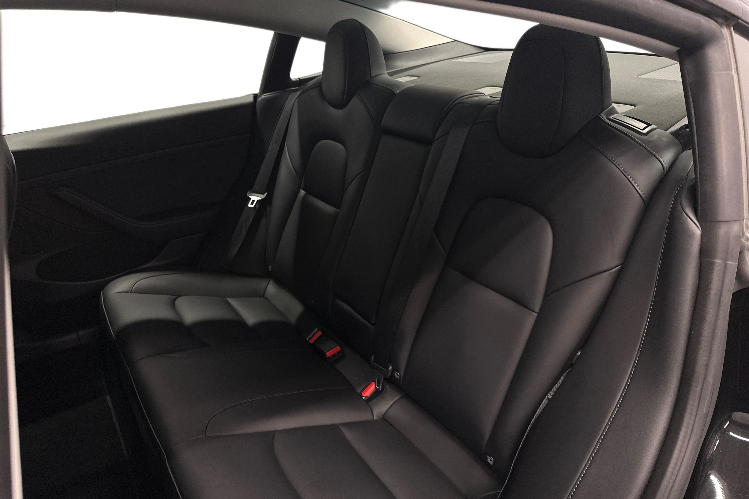 musta Tesla Model 3 2022 kuva 11.