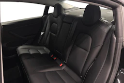 musta Tesla Model 3 2022 kuva 11.