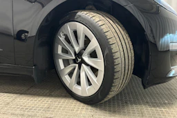 musta Tesla Model 3 2022 kuva 13.