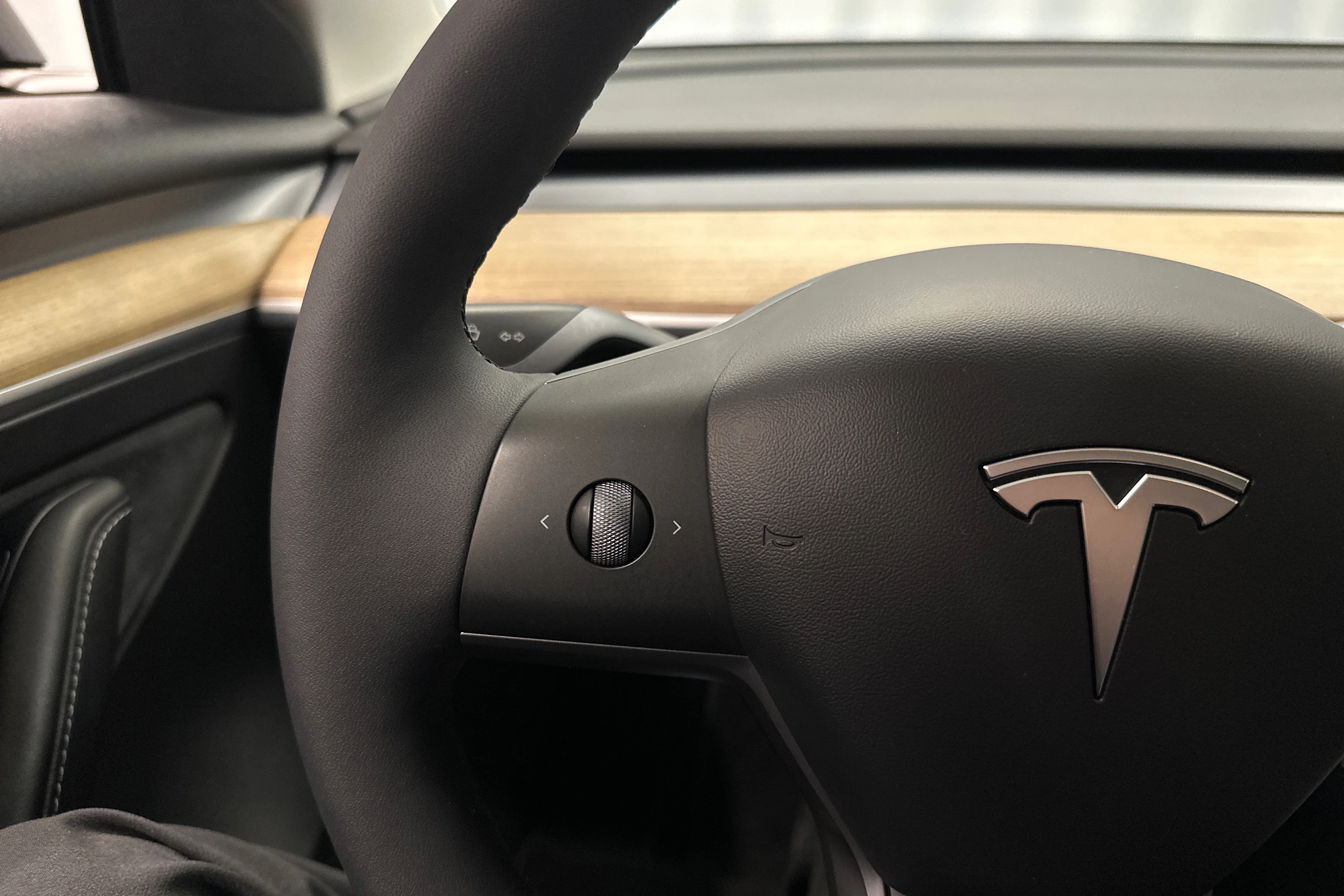 musta Tesla Model 3 2022 kuva 15.