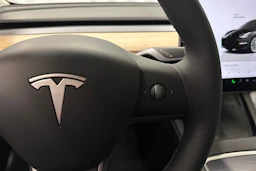 musta Tesla Model 3 2022 kuva 16.