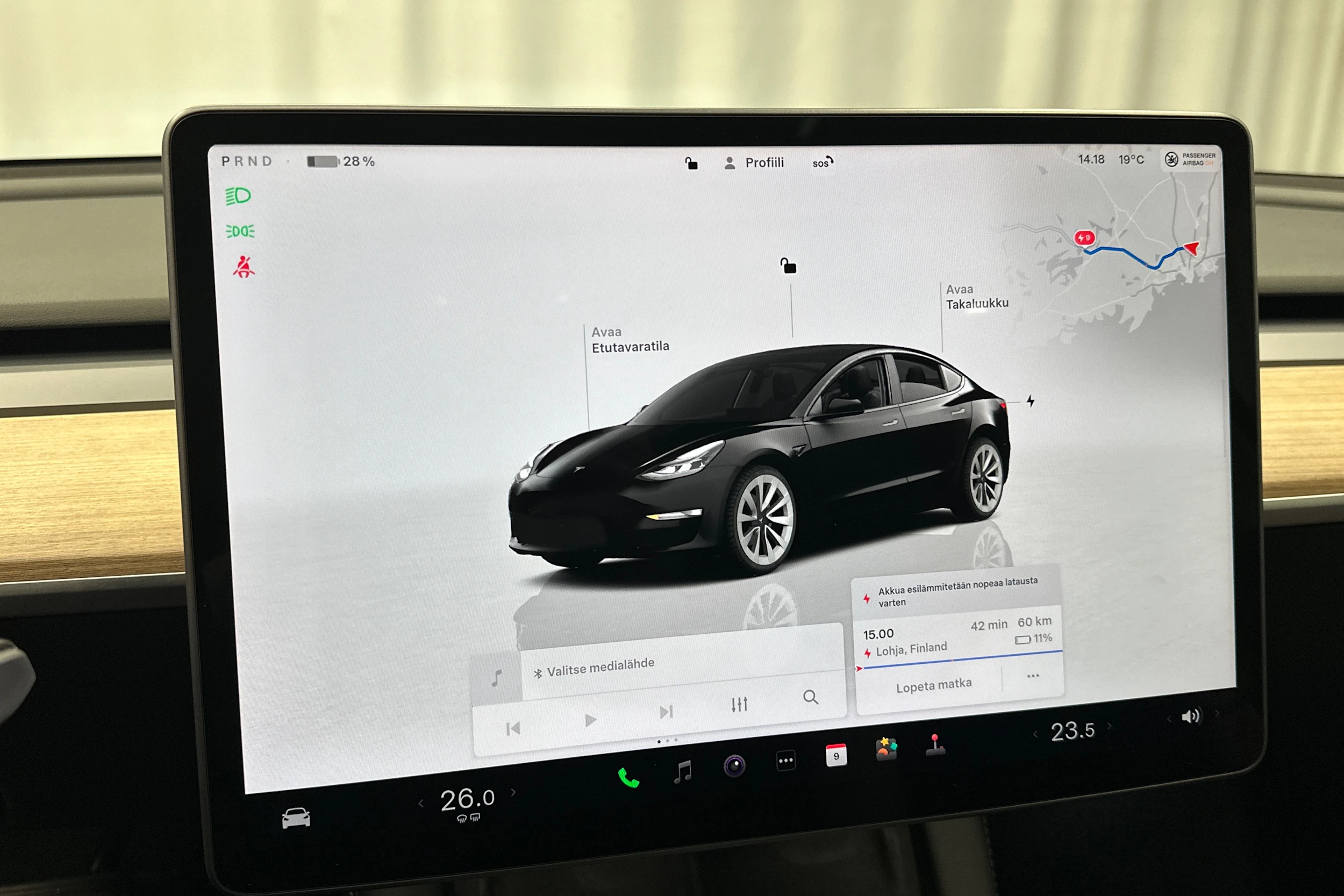 musta Tesla Model 3 2022 kuva 17.