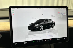 musta Tesla Model 3 2022 kuva 17.