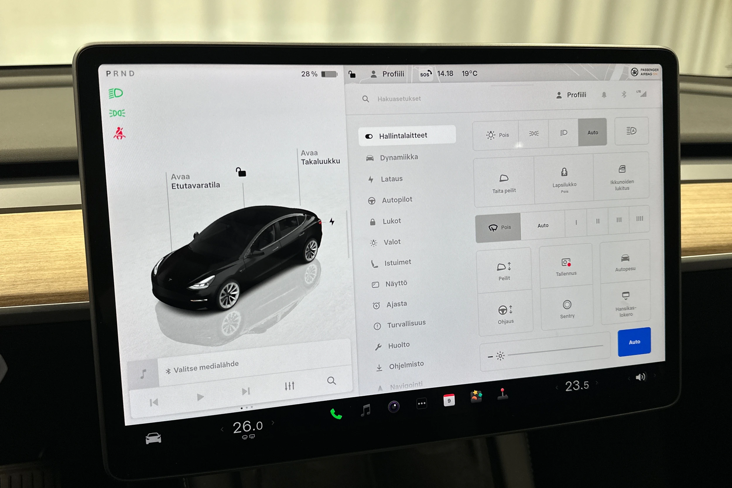 musta Tesla Model 3 2022 kuva 19.