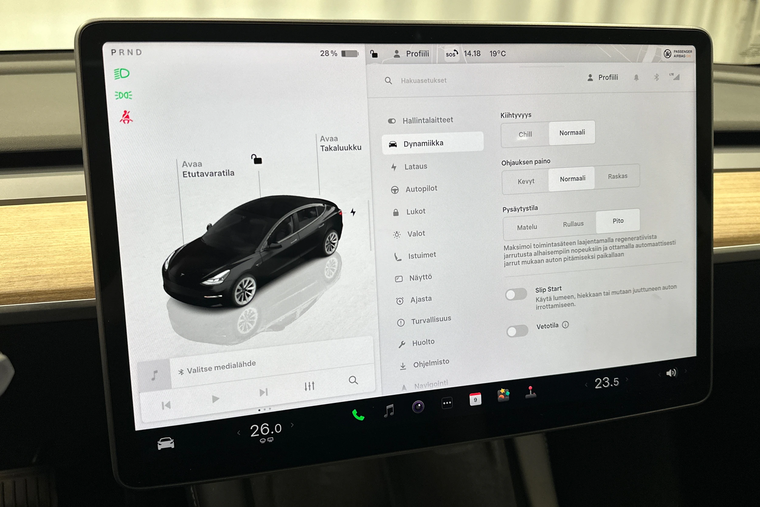 musta Tesla Model 3 2022 kuva 20.