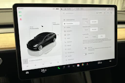 musta Tesla Model 3 2022 kuva 20.