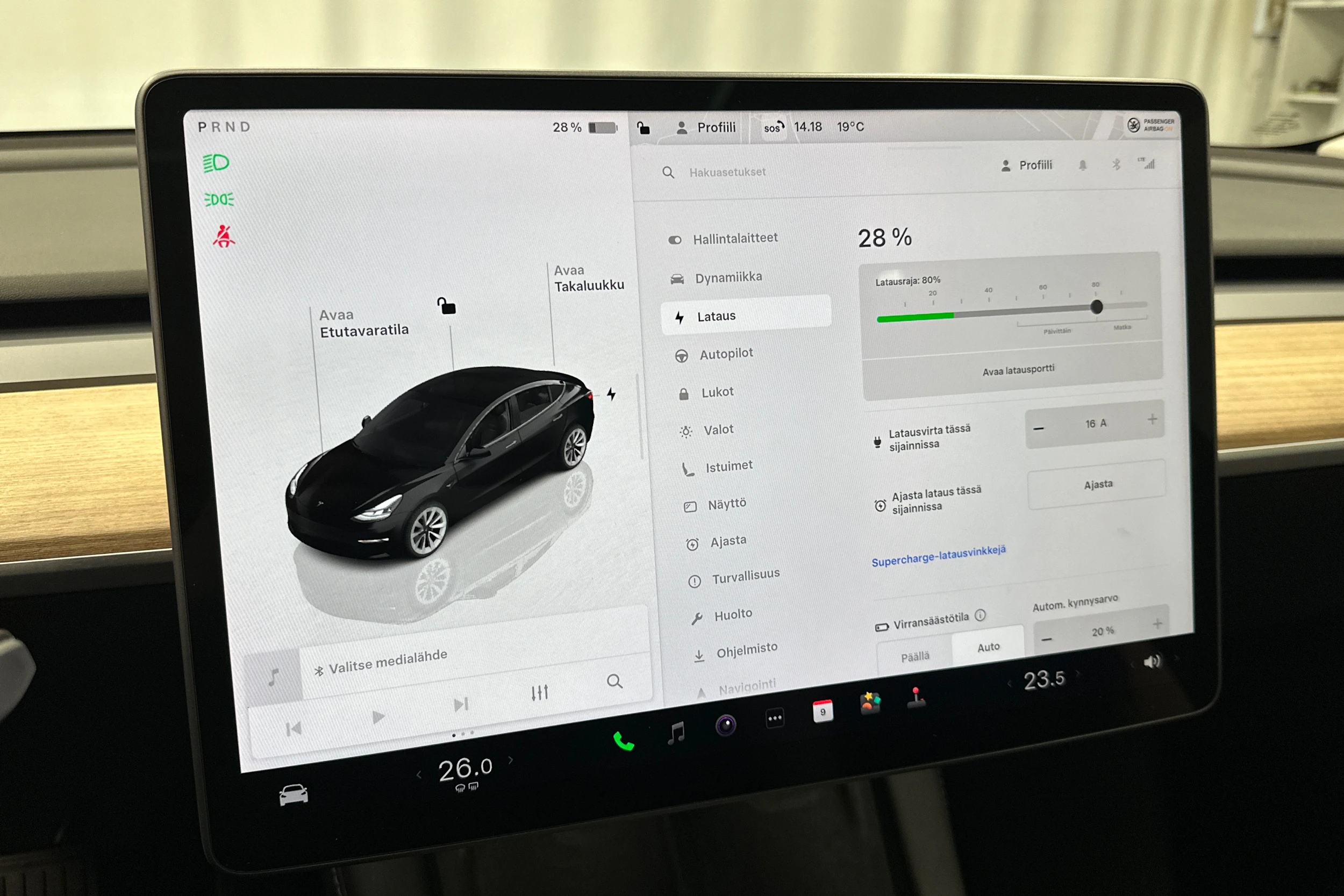 musta Tesla Model 3 2022 kuva 21.