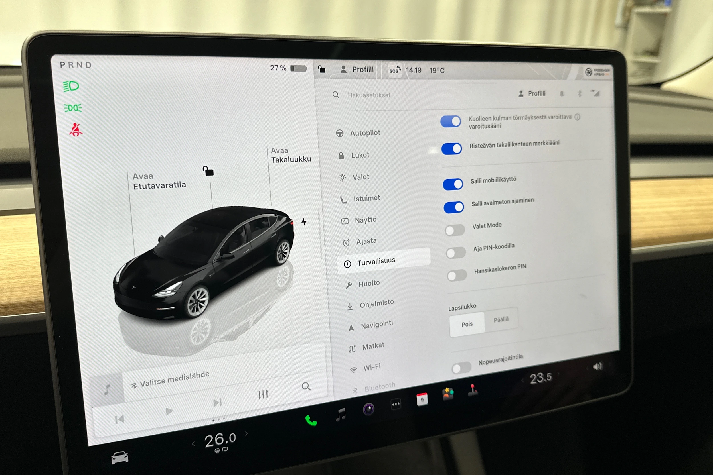 musta Tesla Model 3 2022 kuva 24.