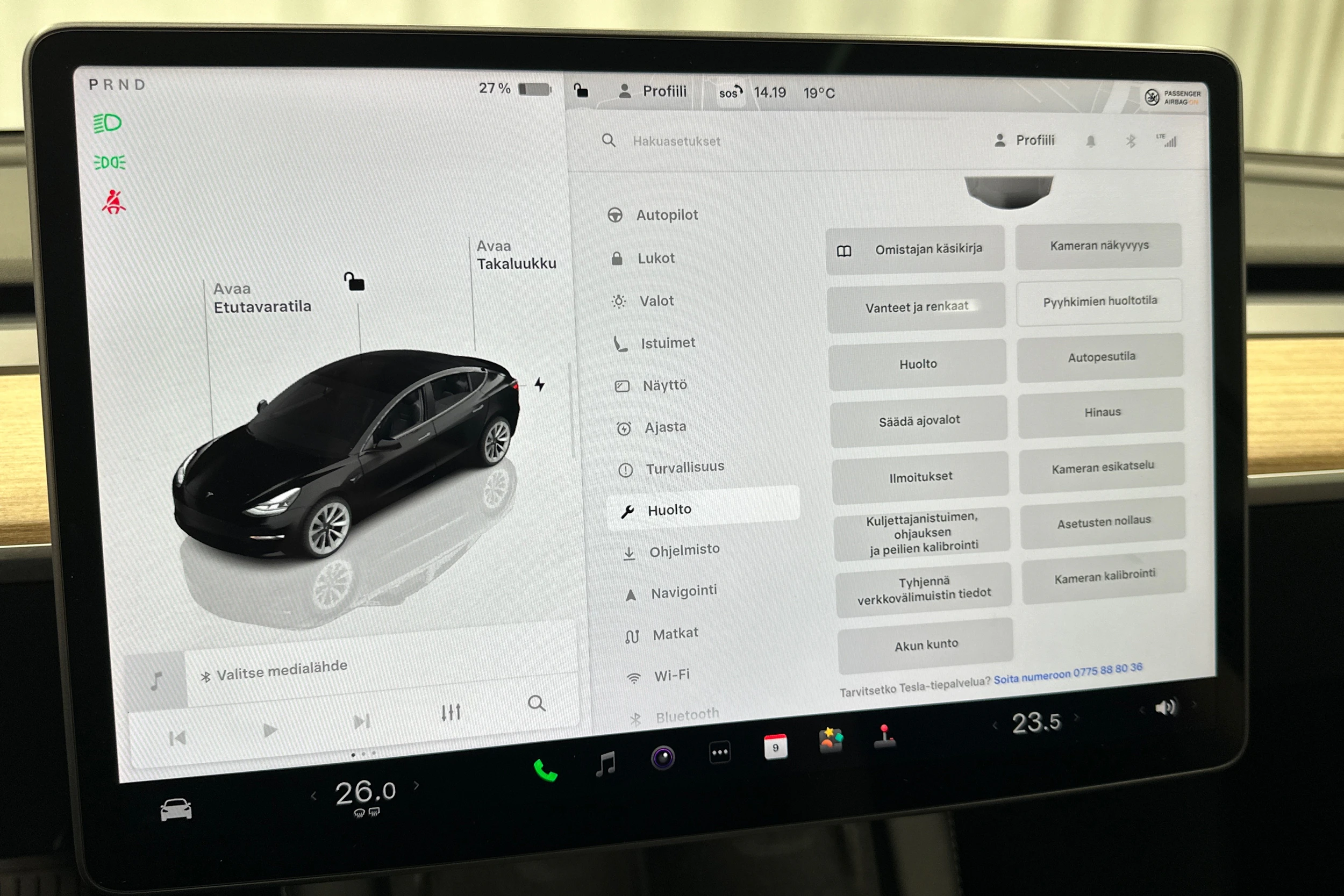 musta Tesla Model 3 2022 kuva 25.