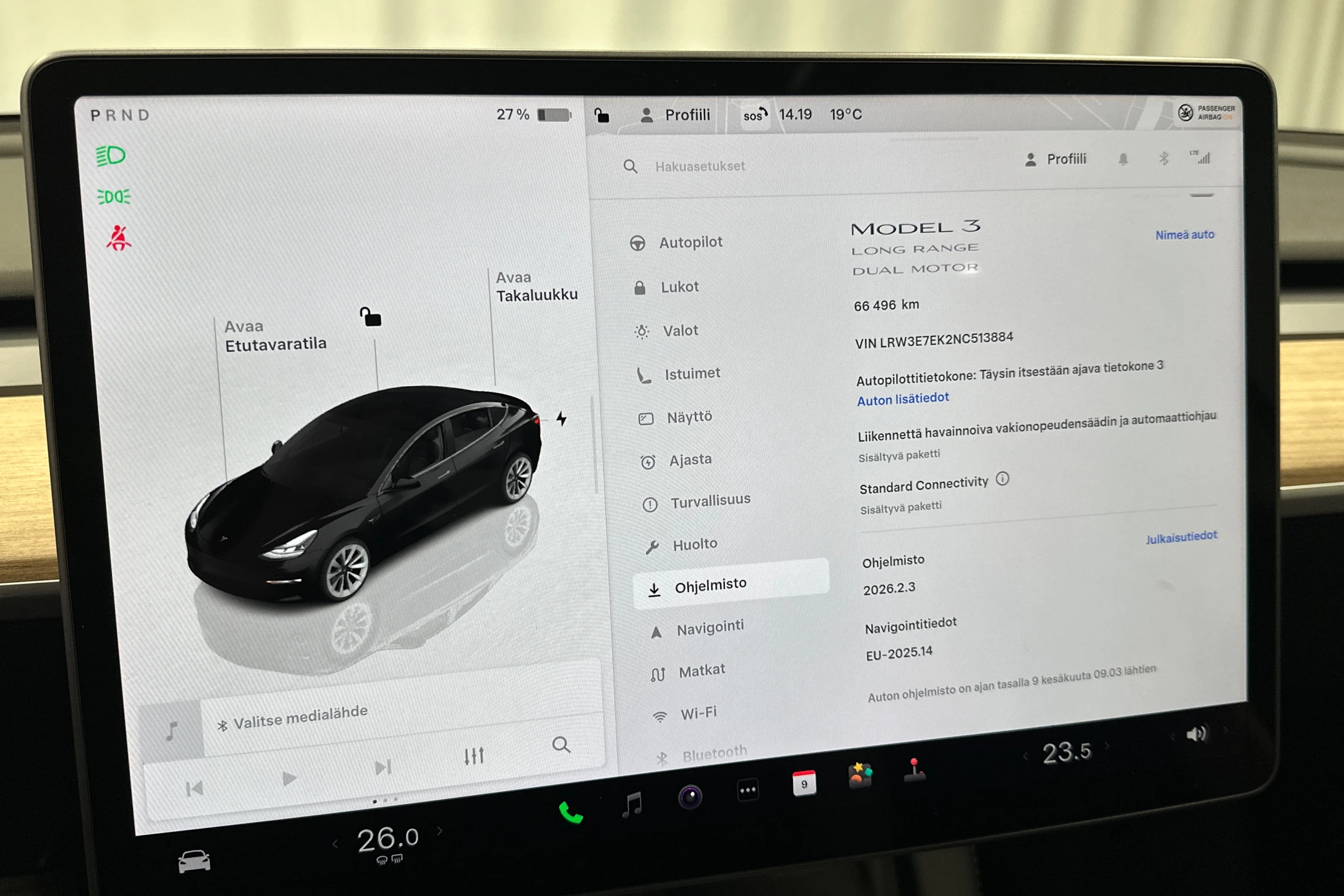 musta Tesla Model 3 2022 kuva 26.