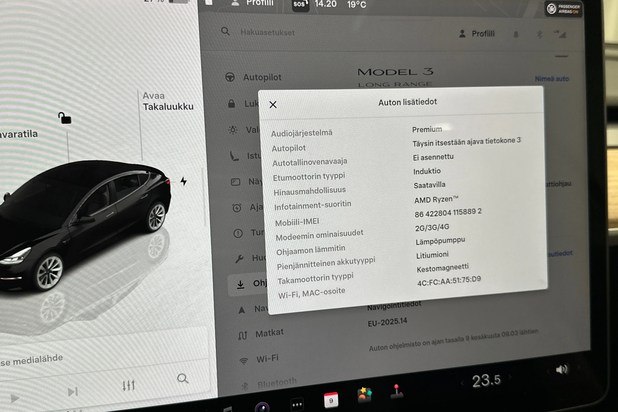 musta Tesla Model 3 2022 kuva 27.