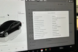 musta Tesla Model 3 2022 kuva 27.