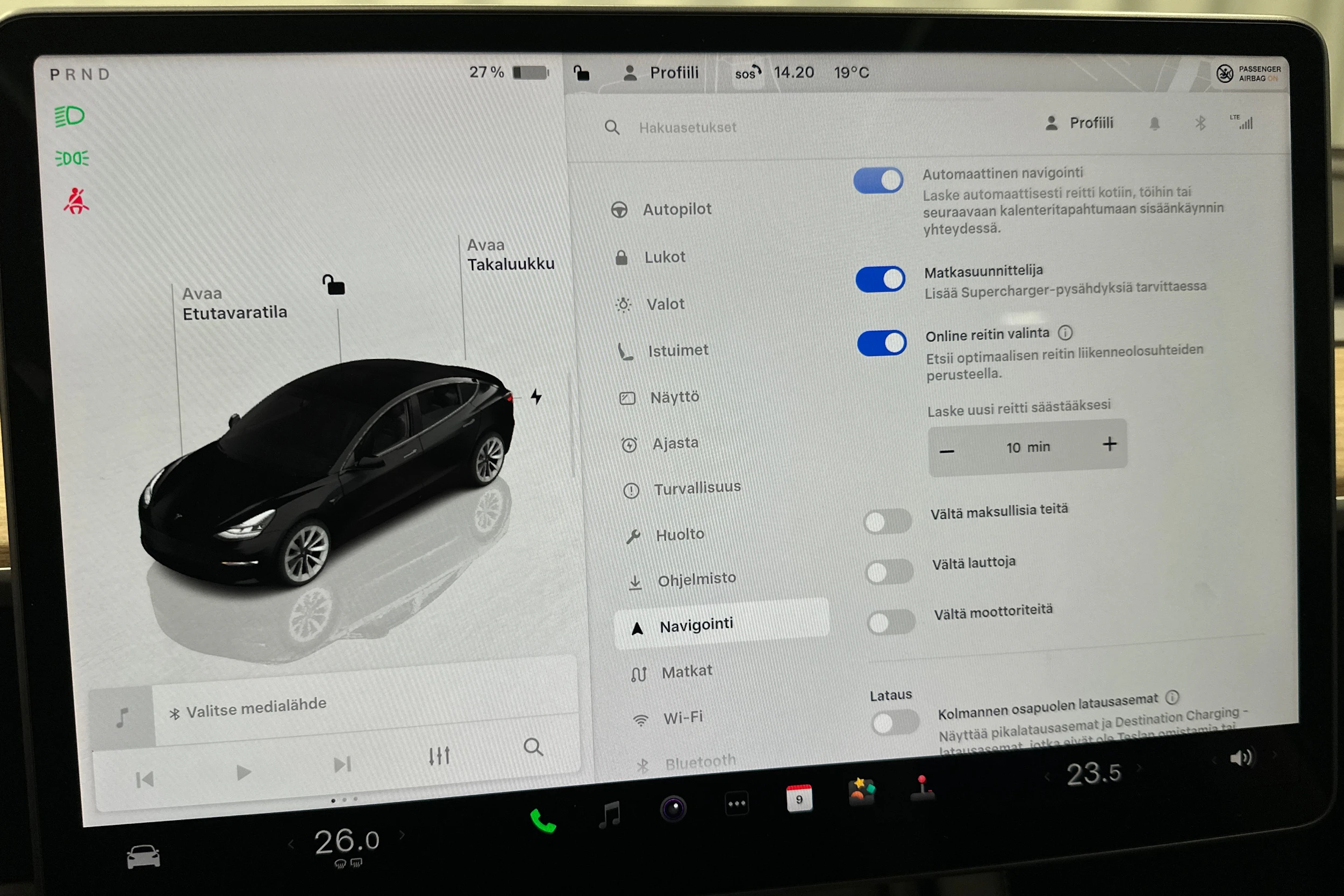 musta Tesla Model 3 2022 kuva 28.