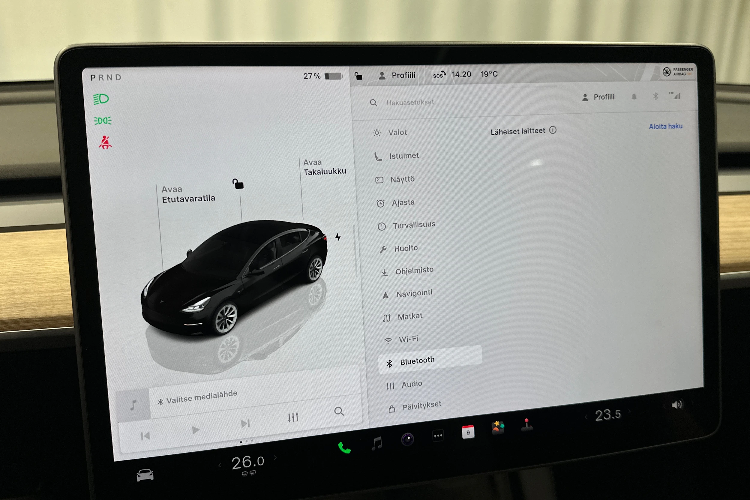 musta Tesla Model 3 2022 kuva 29.