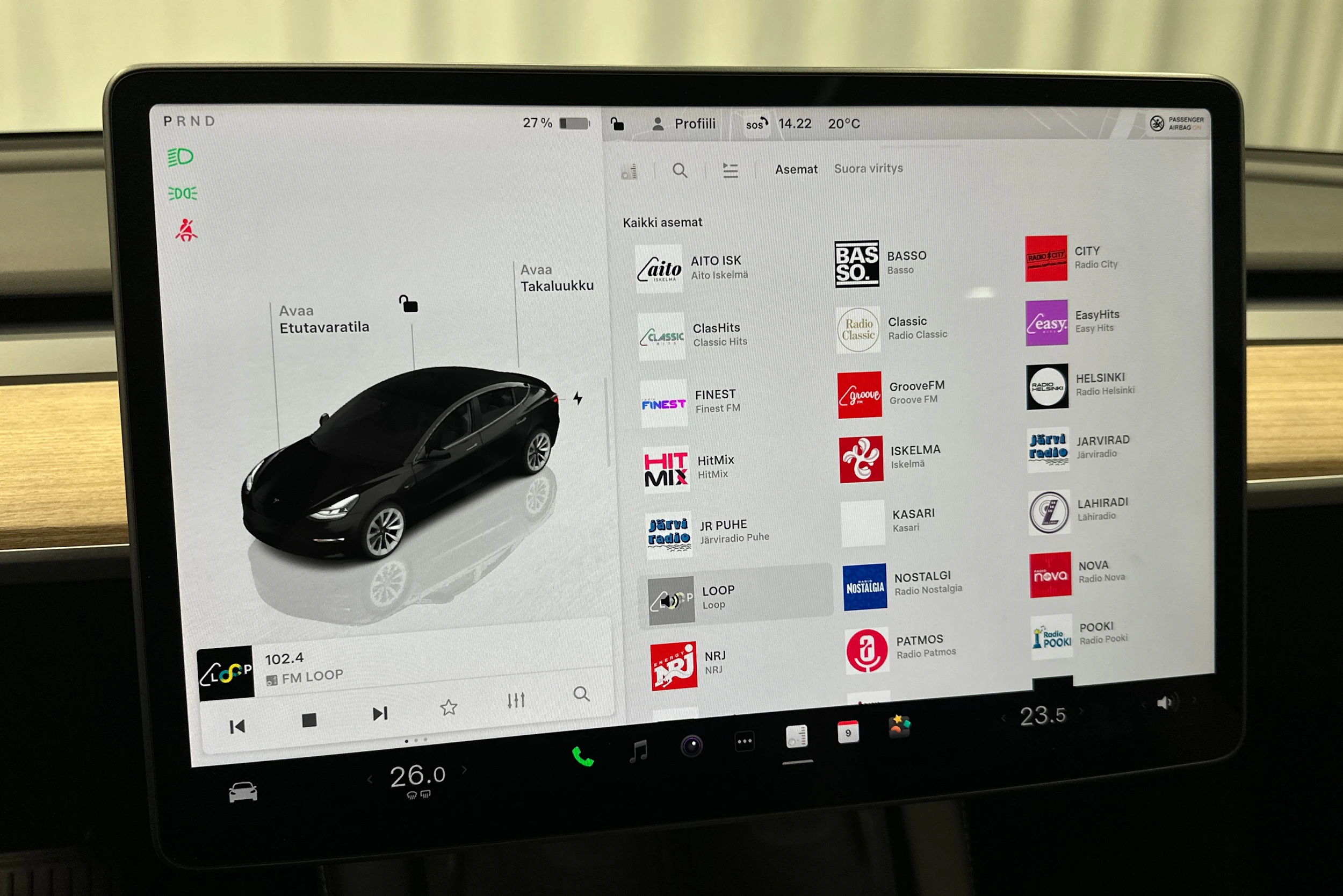 musta Tesla Model 3 2022 kuva 32.