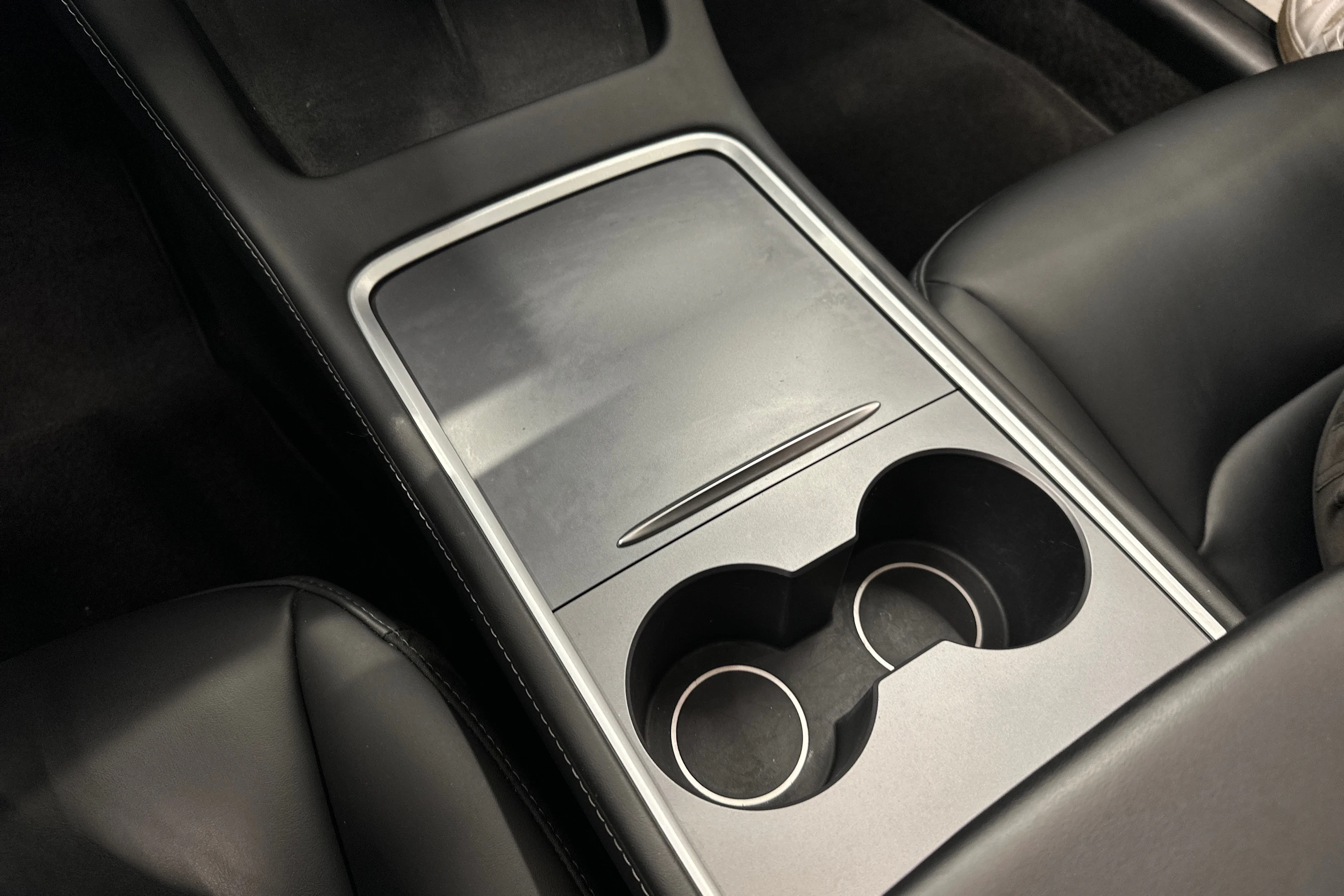 musta Tesla Model 3 2022 kuva 33.
