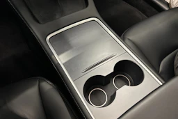 musta Tesla Model 3 2022 kuva 33.