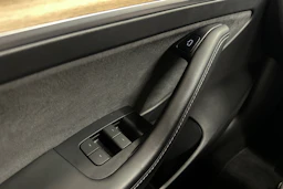 musta Tesla Model 3 2022 kuva 34.
