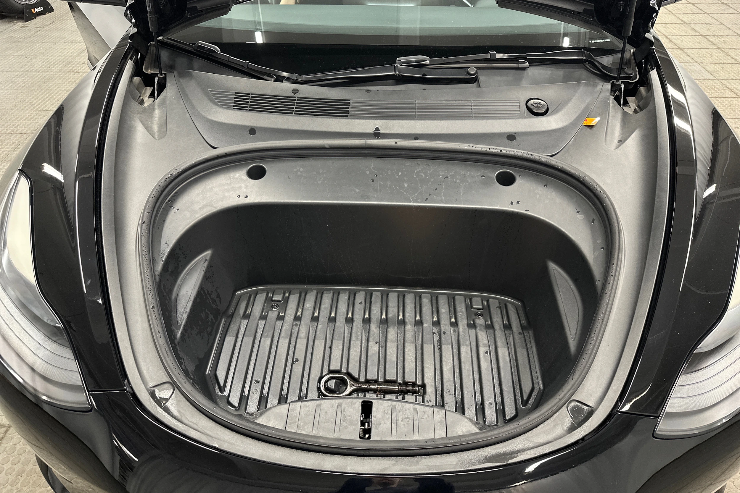 musta Tesla Model 3 2022 kuva 35.