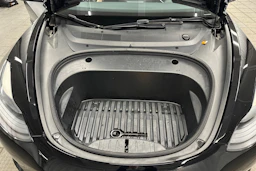 musta Tesla Model 3 2022 kuva 35.