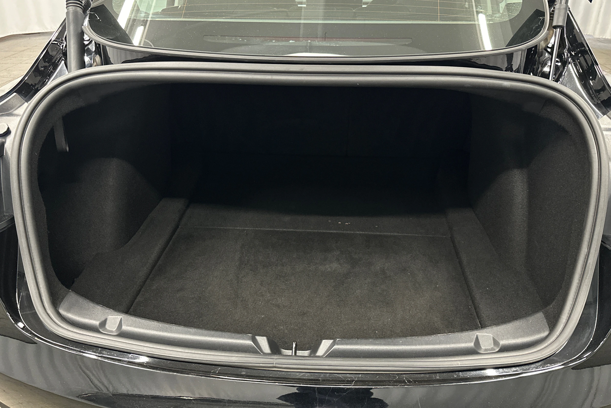 musta Tesla Model 3 2022 kuva 36.