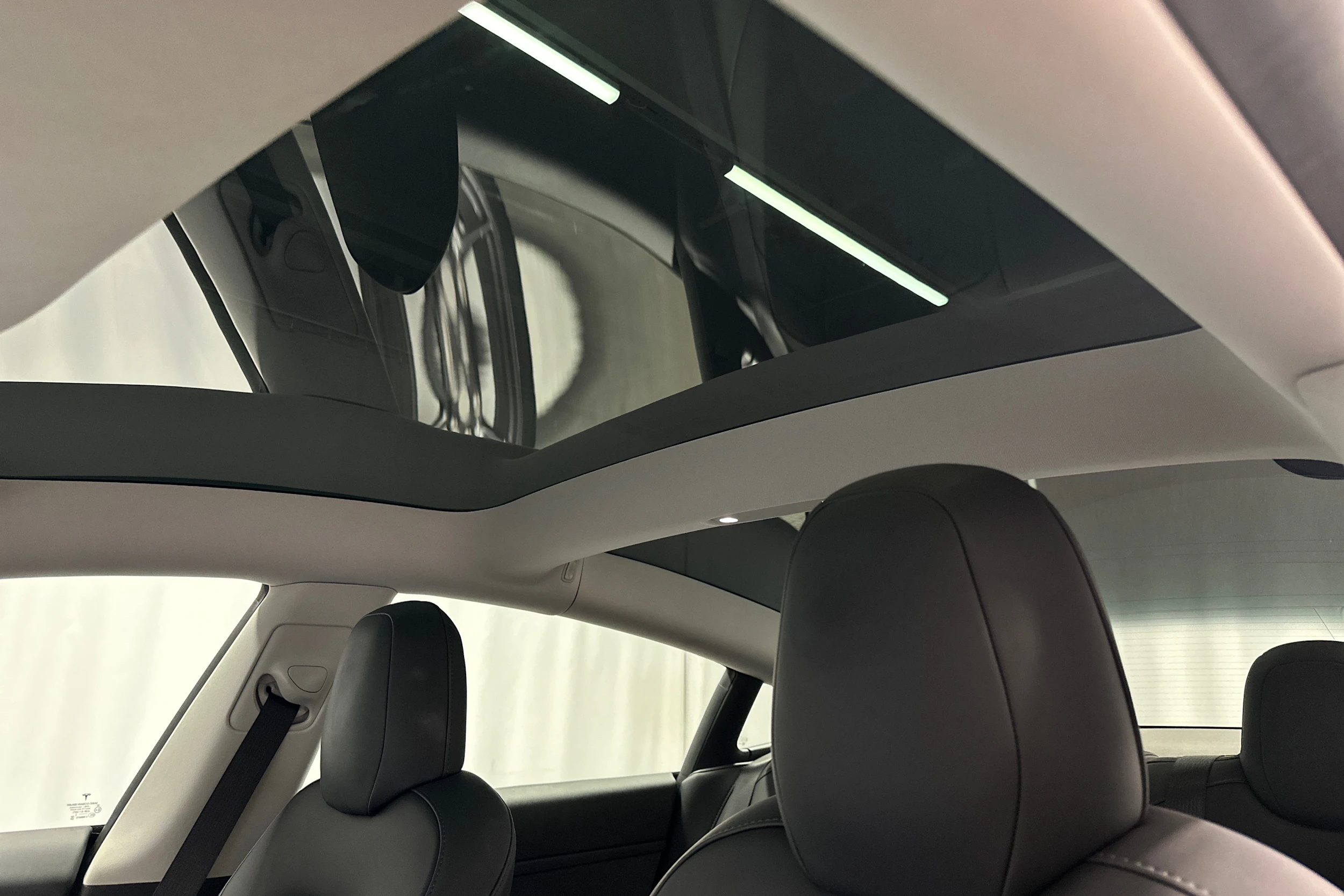 musta Tesla Model 3 2022 kuva 38.