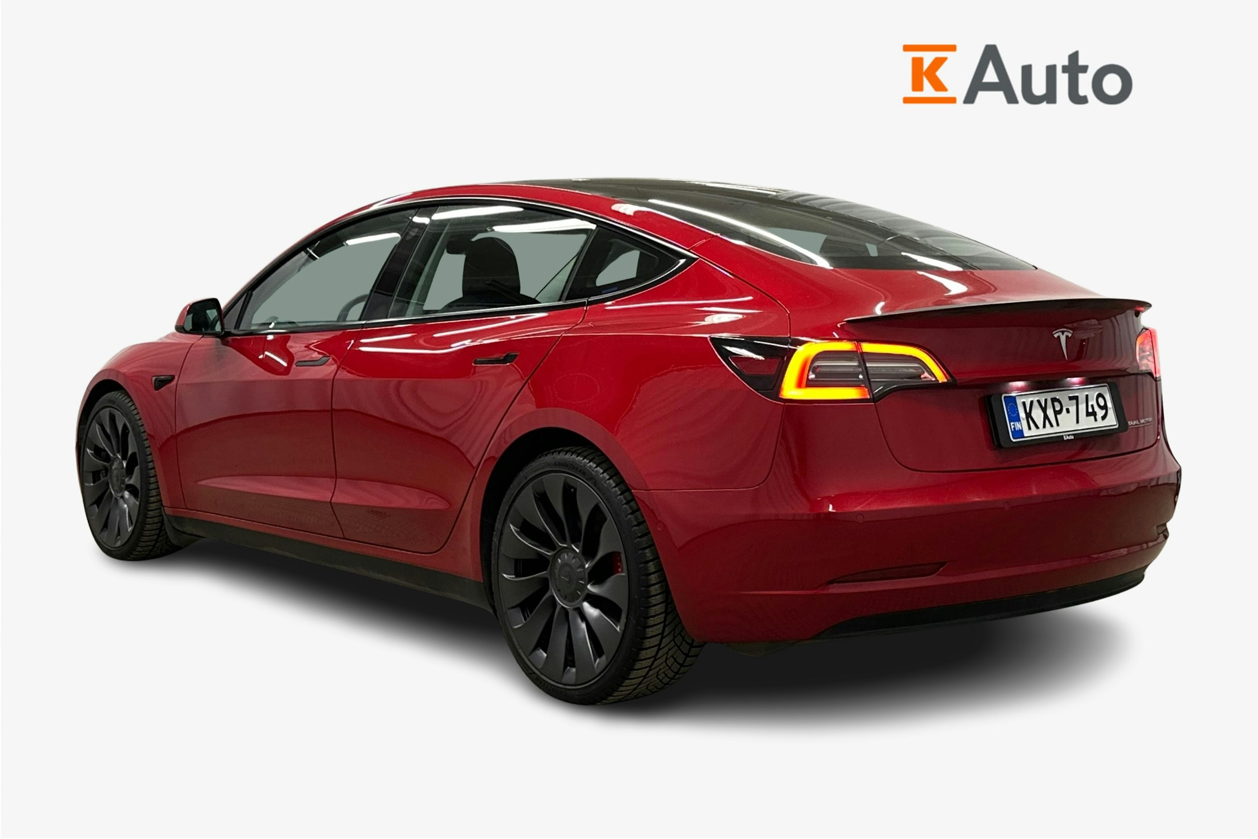 punainen Tesla Model 3 2022 kuva 2.